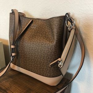 GUESS BUCKET CROSSBODY